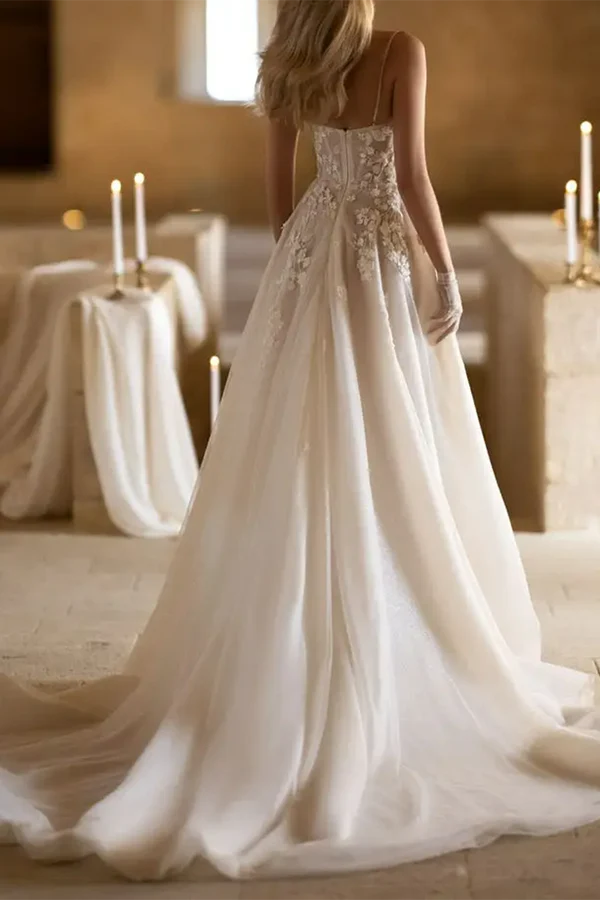 Abito da sposa in stile country con scollo a cuore e scollo a V abbinato a un abito da sposa con coda di cavallo